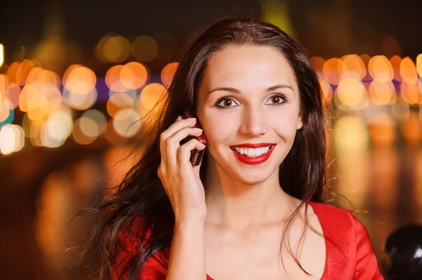 Vrouw gesprekken op mobiele telefoon — Stockfoto
