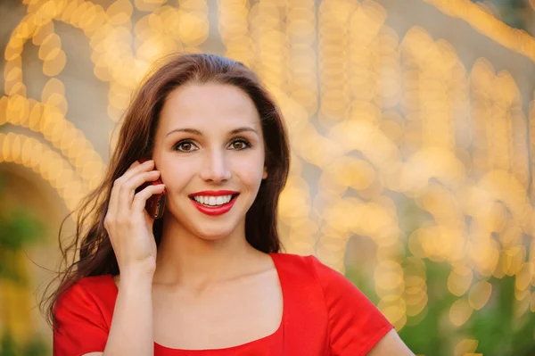 Vrouw gesprekken per mobiele telefoon — Stockfoto