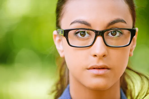 Mujer en gafas de cerca — Foto de Stock