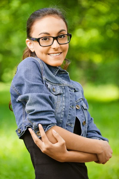 Mulher de óculos e casaco de jeans — Fotografia de Stock