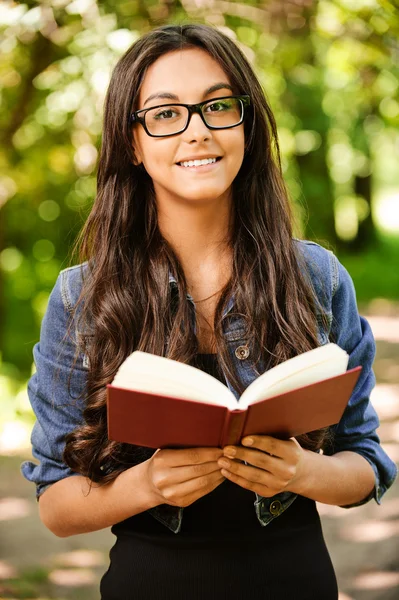 Mulher-estudante lê livro didático — Fotografia de Stock