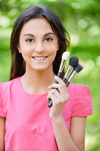 Mulher com set make-up de escovas — Fotografia de Stock