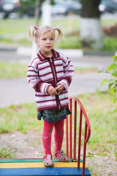 Małe słodkie dziewczyny na plac zabaw dla dzieci — Zdjęcie stockowe