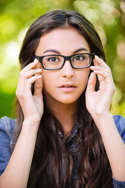 Retrato de una hermosa joven de pelo largo con gafas —  Fotos de Stock