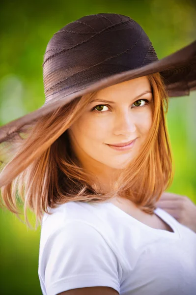 Porträtt av kvinna som bär hatt — Stockfoto