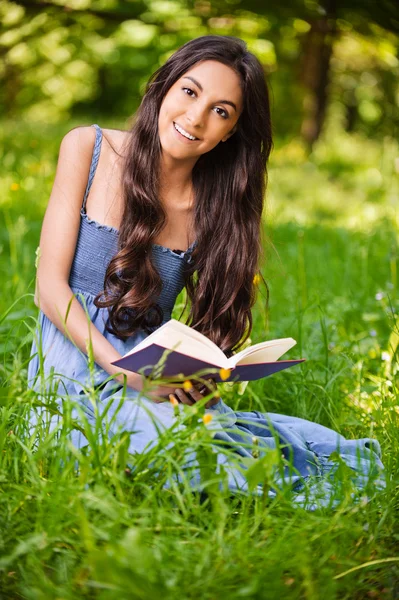 Portrét krásné dlouhé vlasy-mladá žena s knihou — Stock fotografie