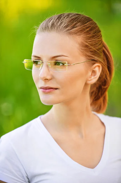 Портрет молодой красивой женщины в очках — стоковое фото