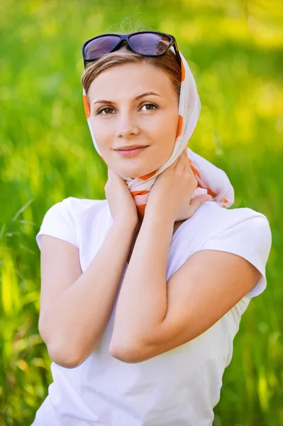 Portret młodej kobiety piękne sobie szal — Zdjęcie stockowe