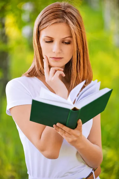 Retrato de una hermosa joven rubia con libro — Foto de Stock