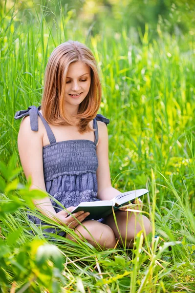 Retrato de niña leyendo libro —  Fotos de Stock