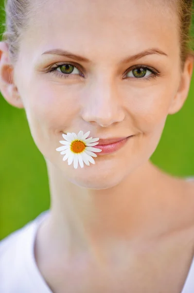 Portrét mladé ženy s heřmánkem — Stock fotografie