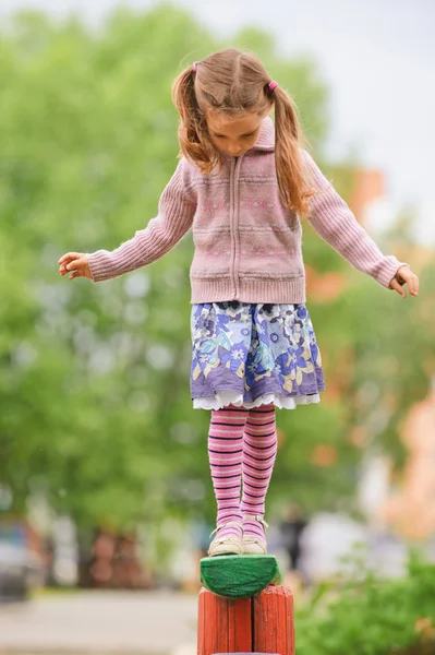 Pequena menina bonito no parque infantil — Fotografia de Stock