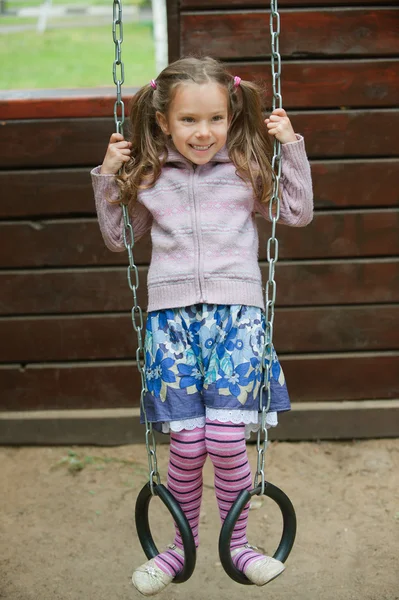 Mała dziewczynka bawi się na placu zabaw — Zdjęcie stockowe