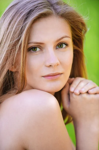 Fiatal gyönyörű szőke nő portréja — Stock Fotó