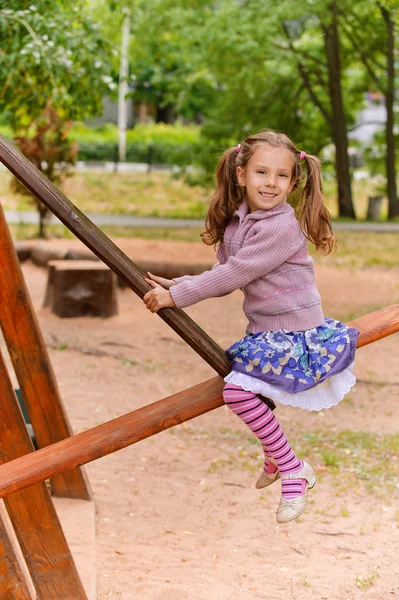 Tahterevalli üzerinde eğleniyor küçük kız portresi — Stok fotoğraf