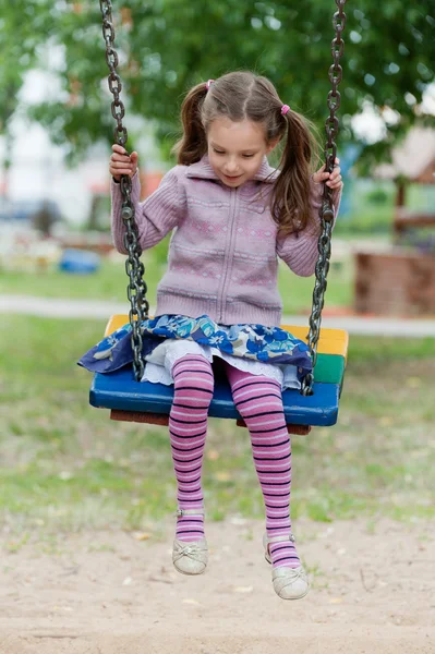 Porträt eines kleinen lustigen Mädchens auf Schaukel — Stockfoto
