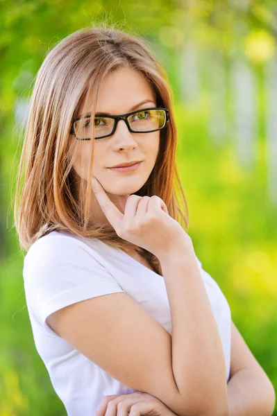 眼镜美丽年轻的金发女人的肖像 — 图库照片