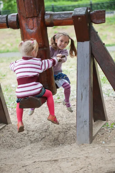 Twee kleine meisjes swingen — Stockfoto