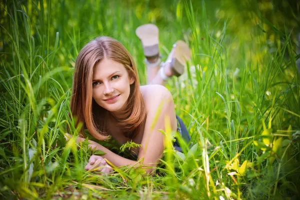 Retrato de mujer joven y encantadora en la hierba —  Fotos de Stock