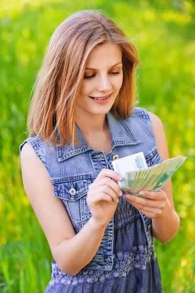 돈을 계산 하는 젊은 여자의 초상화 — 스톡 사진