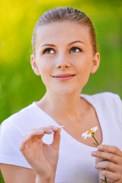 Portrét mladé ženy s květinou — Stock fotografie