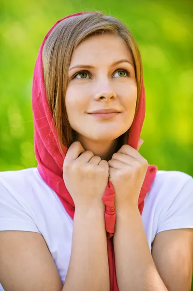 Retrato de jovem mulher em xale vermelho — Fotografia de Stock