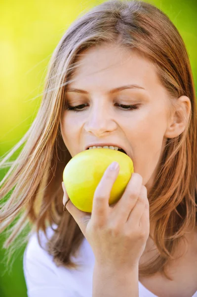Ritratto di bella donna che mangia mela — Foto Stock