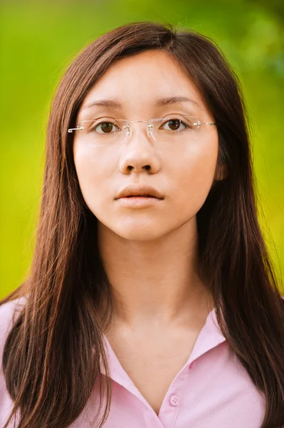 Retrato de jovem mulher pensativa — Fotografia de Stock