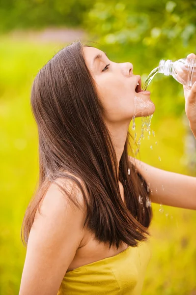 若い女性は水を飲み — ストック写真
