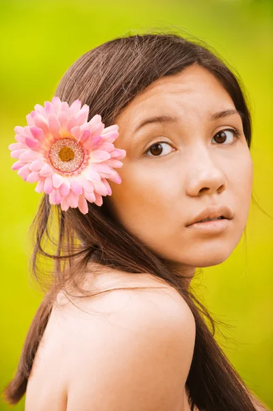 Retrato de menina com flor no cabelo — Fotografia de Stock