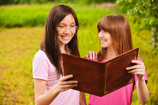 Twee vrouwen lezen een boek — Stockfoto