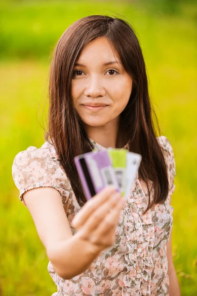 Портрет молодой женщины, держащей кредитки — стоковое фото