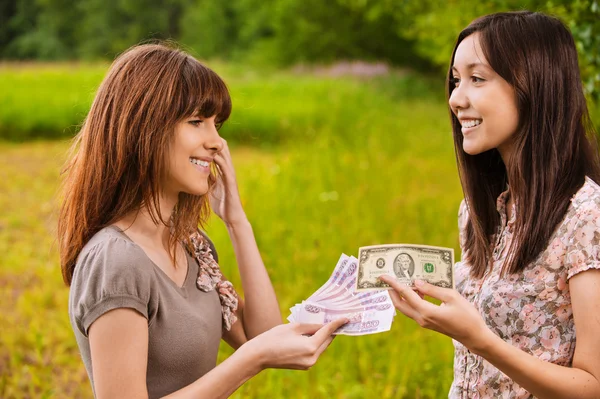 Two young women concluding bargain — Stock Photo, Image