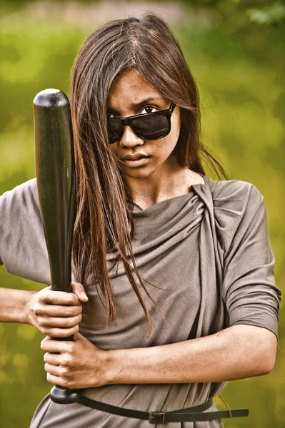 Retrato de jovem mulher agressiva com morcego — Fotografia de Stock