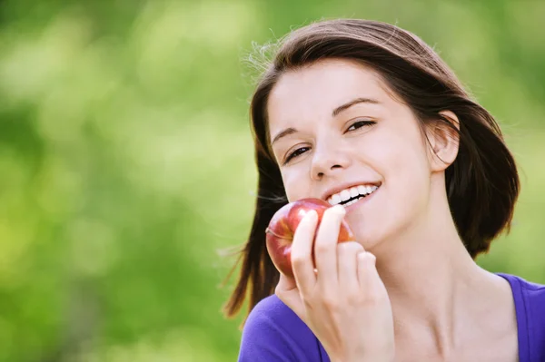 Porträtt av attraktiva flicka äta äpple — Stockfoto