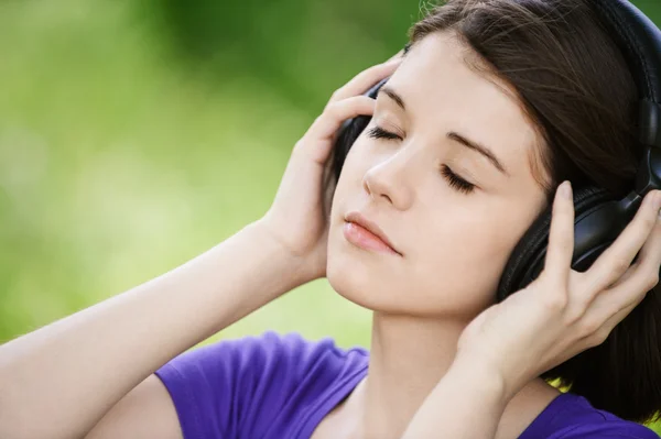 Jovem Mulher ouvindo música — Fotografia de Stock