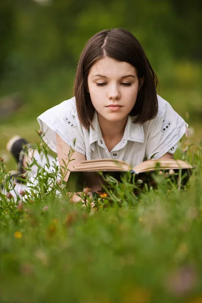 Unga vackra grand kvinna läser bok — Stockfoto