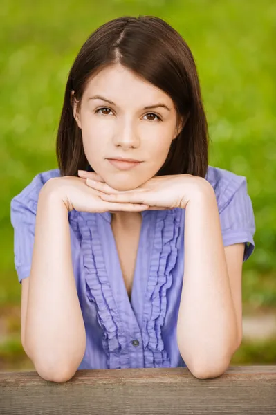 Portret młoda atrakcyjna brunetka — Zdjęcie stockowe