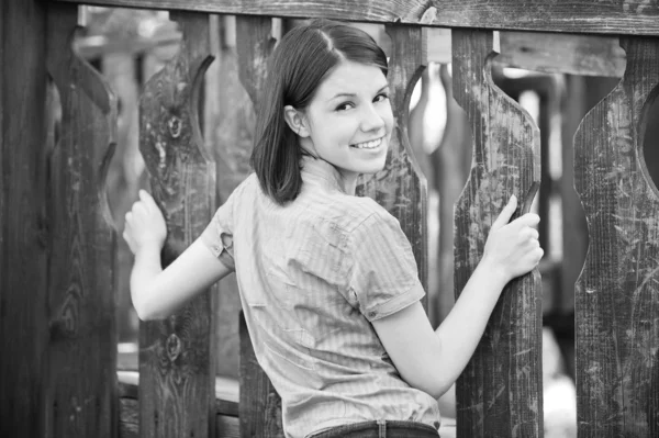 Retrato em preto e branco de uma jovem mulher sorridente — Fotografia de Stock