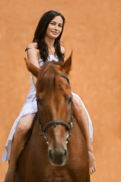 Retrato de jovem bela mulher sorridente equitação cavalo — Fotografia de Stock