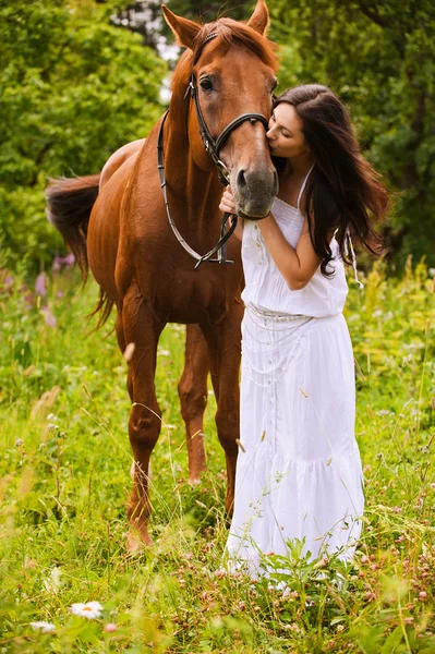 Giovane donna con cavallo — Foto Stock
