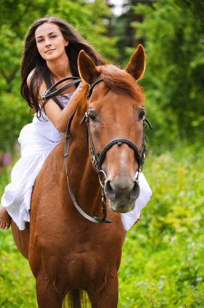 Joven morena monta a caballo —  Fotos de Stock