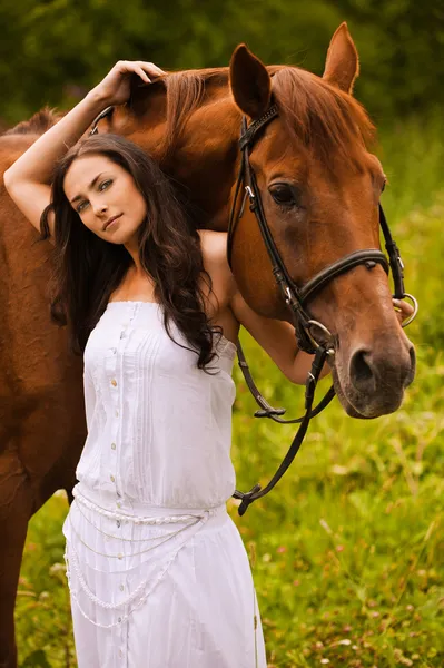Joven hermosa mujer con caballo —  Fotos de Stock