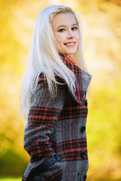 Mujer rubia joven en el parque de otoño —  Fotos de Stock