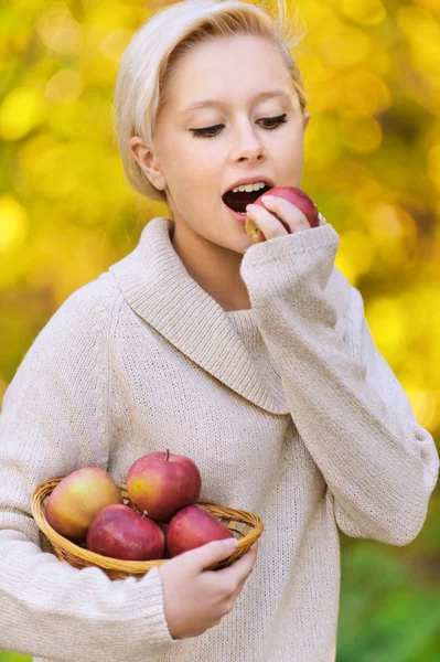 Retrato de jovem mulher bonita comendo maçãs — Fotografia de Stock
