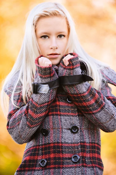 秋の公園で若い魅力的なブロンドの女性 — ストック写真