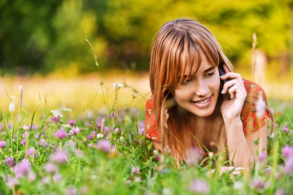 Young woman speaking on phone — Stock Photo, Image