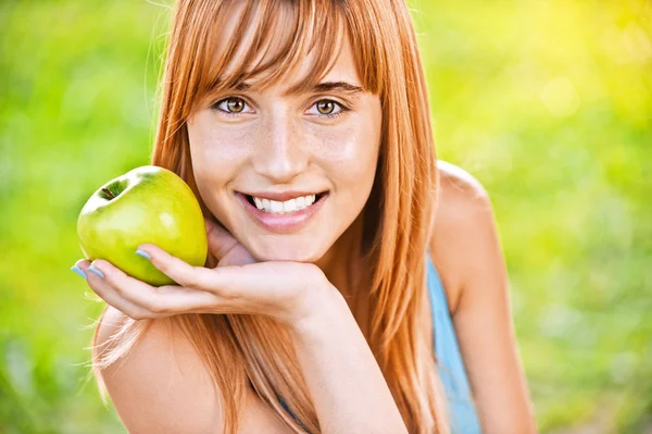 Πορτραίτο νεαρής γυναίκας ευχάριστη με μήλο — Φωτογραφία Αρχείου
