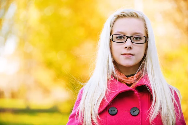 Porträtt av ung blond kvinna som bär glasögon — Stockfoto