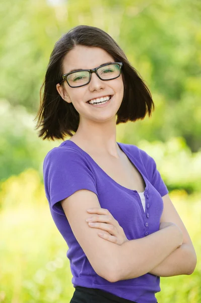 Portret van jonge lachende vrouw — Stockfoto